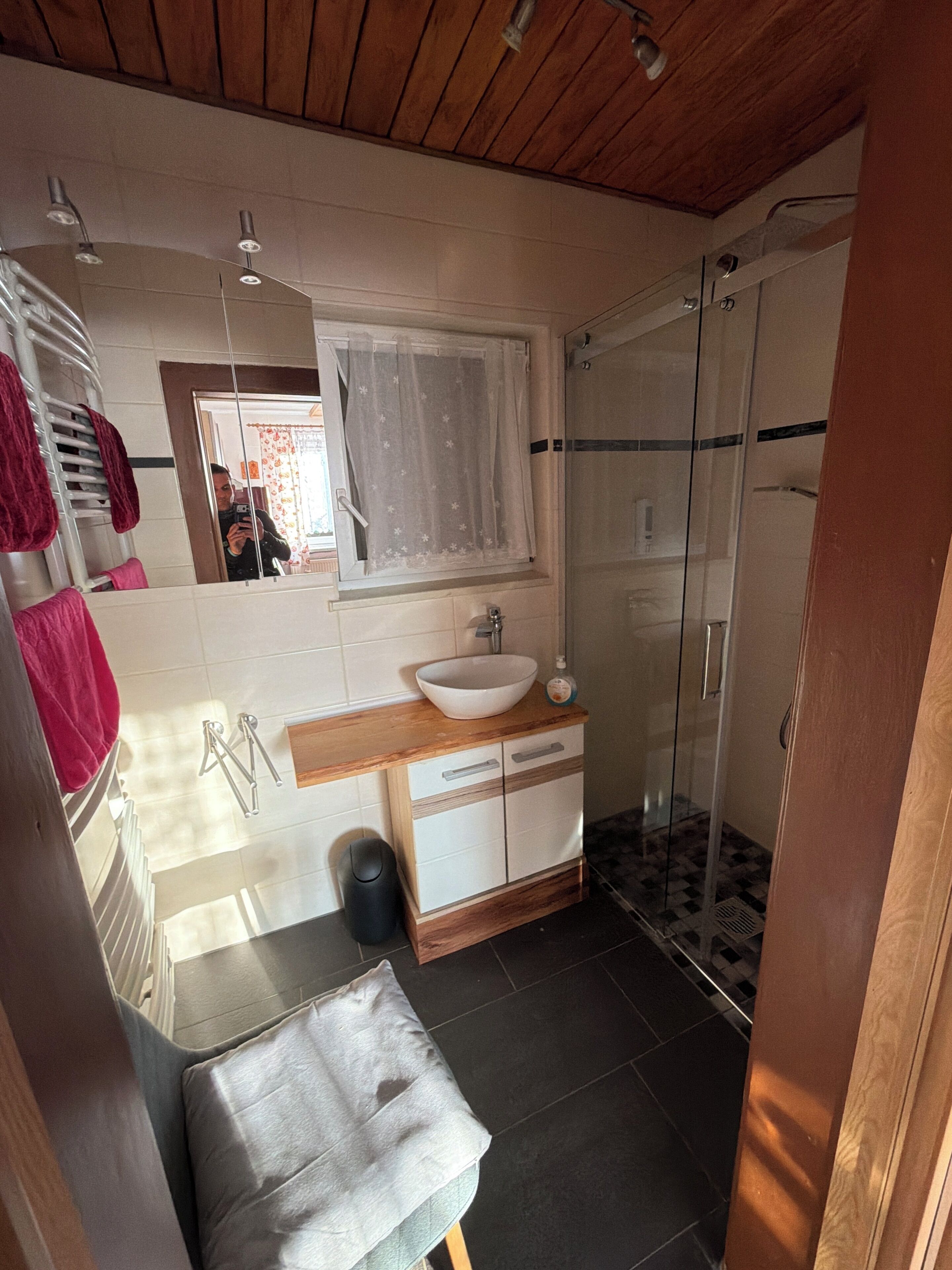 Een douche, een haardroger, handdoeken, zeep