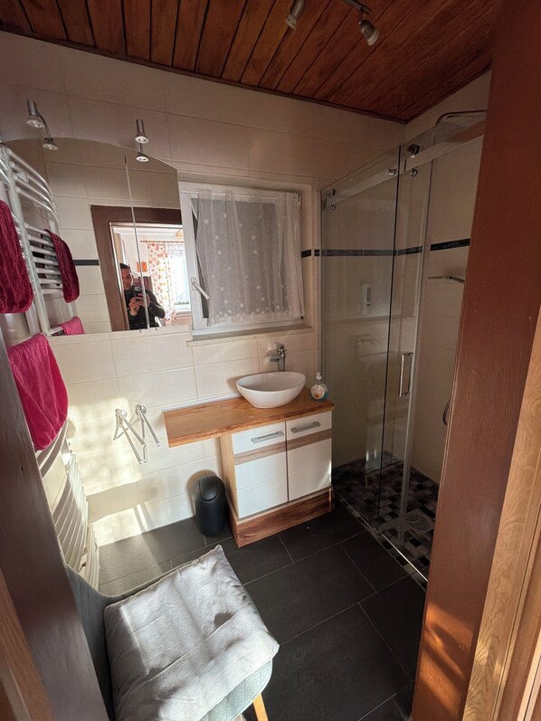 Dusche, Haartrockner, Handtücher, Seife