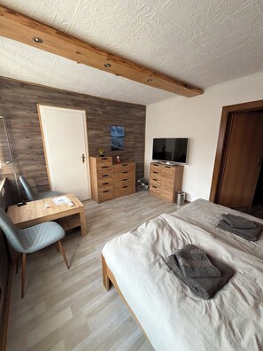4 bedrooms, WiFi, bed sheets - Pfefferberg vacation apartment with suite and junior suite (Ziegenrück)