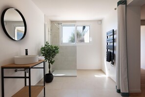 Shower, hair dryer - Villa with swimming pool, sauna, fitness, sea view (Biot)