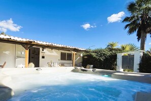 Outdoor spa tub - Casita with spacious private garden and jacuzzi (Estacíon de Cártama)