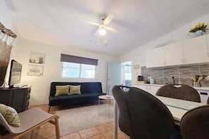 Smart TV - Casita with spacious private garden and jacuzzi (Estacíon de Cártama)
