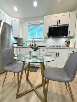 Dining - Lynnwood Modern Private Studio (Lynnwood)