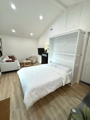 Tabla de planchar con plancha, wifi gratis y ropa de cama 