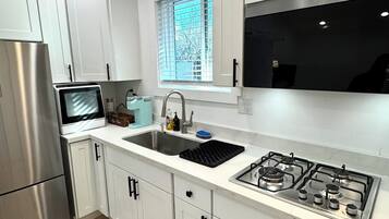 Refrigerador, microondas, placa de cocina, lavavajillas