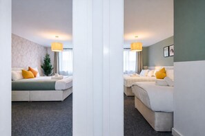 2 bedrooms, iron/ironing board, travel cot, free WiFi - Friends, Families & Groups Manchester Free Parking (Salford)