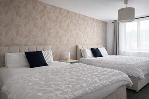 2 bedrooms, iron/ironing board, travel cot, free WiFi - Friends, Families & Groups Manchester Free Parking (Salford)