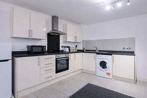 ثلاجة، ميكروويف، فرن، موقد طهي مسطح