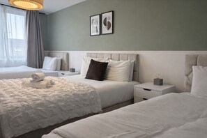 2 bedrooms, iron/ironing board, travel cot, free WiFi - Friends, Families & Groups Manchester Free Parking (Salford)