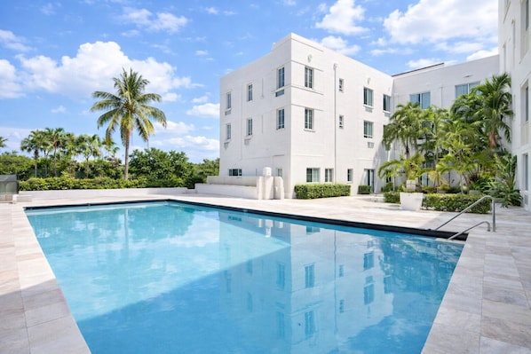 Una piscina al aire libre