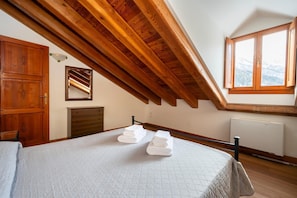 2 bedrooms, free WiFi - Attic historic building with air conditioning (Ceresole Reale (TO))
