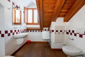 Shower, bidet - Attic historic building with air conditioning (Ceresole Reale (TO))