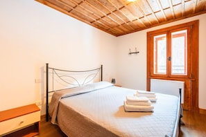 2 bedrooms, free WiFi - Attic historic building with air conditioning (Ceresole Reale (TO))