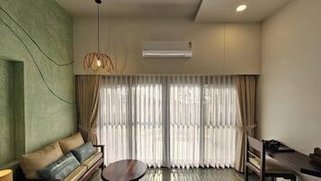 Deluxe Double Room, Balcony, Sea View | Living area
