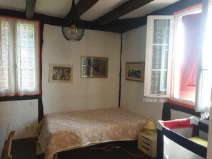 2 habitaciones, tabla de planchar con plancha y ropa de cama
