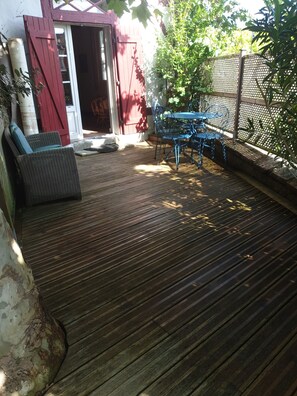 Outdoor dining - In the heart of the village, 70 m2 Landes house ideal for a family of 4 people (Léon)