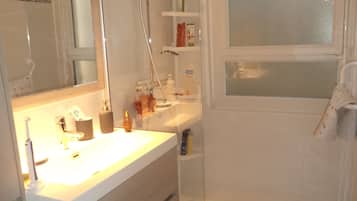 Dusche, Haartrockner, HandtĂŒcher, Seife