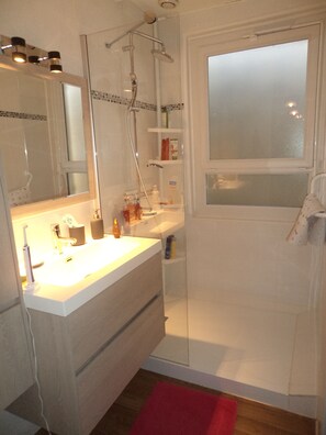 Een douche, een haardroger, handdoeken, zeep