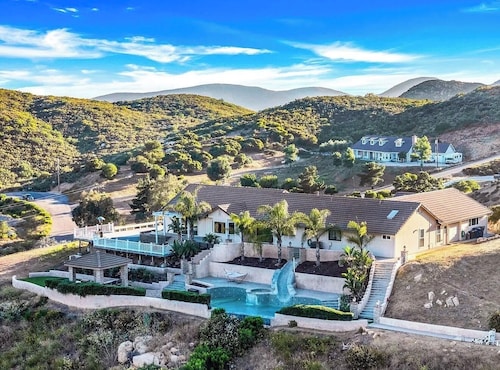 Beautiful paradise Farm-Vineyard 7-Bd 5,100 Sq ft resort in charming Jamul