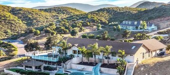 Beautiful paradise Farm-Vineyard 7-Bd 5,100 Sq ft resort in charming Jamul