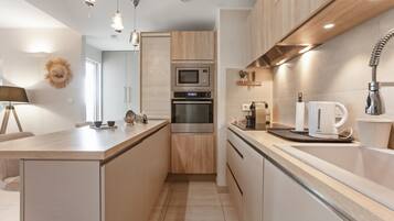 Køleskab, mikrobølgeovn, ovn, kogeplade