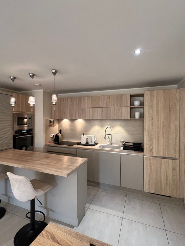 Réfrigérateur, micro-ondes, four, plaque de cuisson