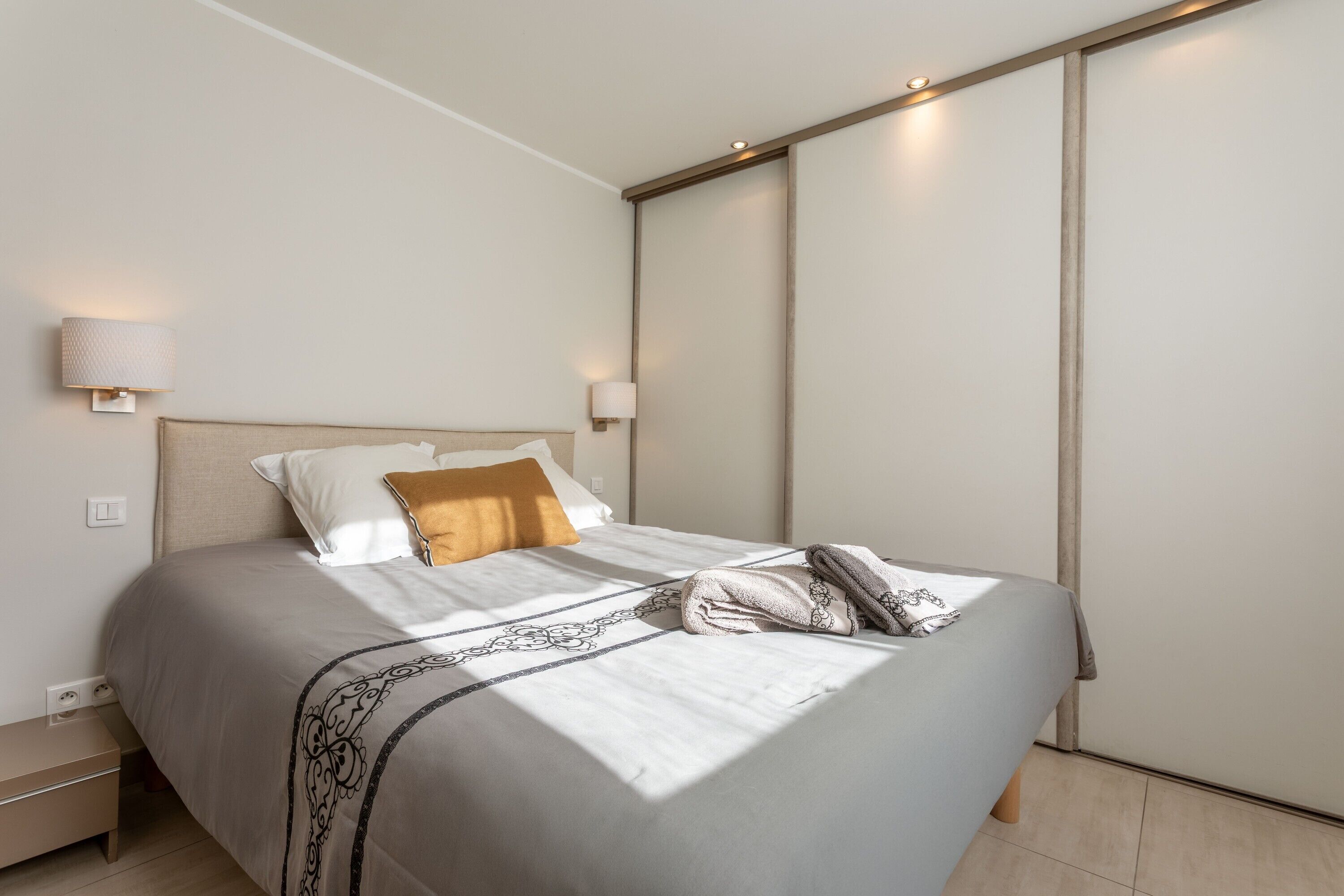 Iron/ironing board, WiFi, bed sheets