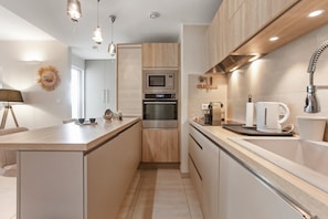 Fridge, microwave, oven, stovetop - Apartment 'Moderne St Tropez' (Saint-Tropez)