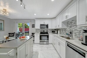 Private kitchen - East Yukon Retreat (Tampa)