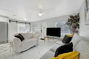 Living area - East Yukon Retreat (Tampa)