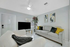 Living area - East Yukon Retreat (Tampa)