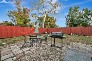 Outdoor dining - East Yukon Retreat (Tampa)