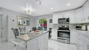 Family Apartment, 3 Bedrooms | Private kitchen