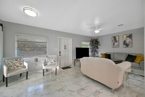 Living area - East Yukon Retreat (Tampa)