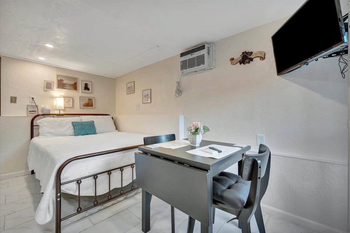 Estudio básico, 1 cama de matrimonio, patio | Tabla de planchar con plancha y wifi gratis