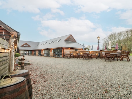 Outdoor dining. The Walnut Room - Windmill Country Retreats