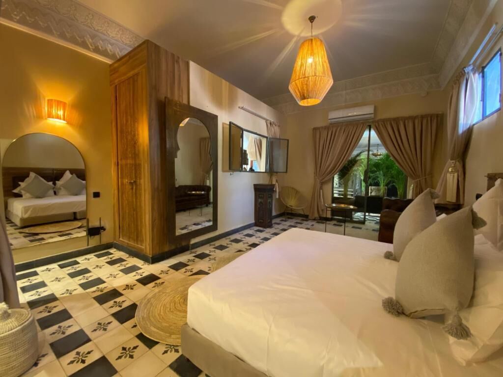 خزنة داخل الغرفة وستائر تعتيم وواي فاي مجانًا