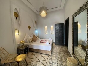 خزنة داخل الغرفة وستائر تعتيم وواي فاي مجانًا