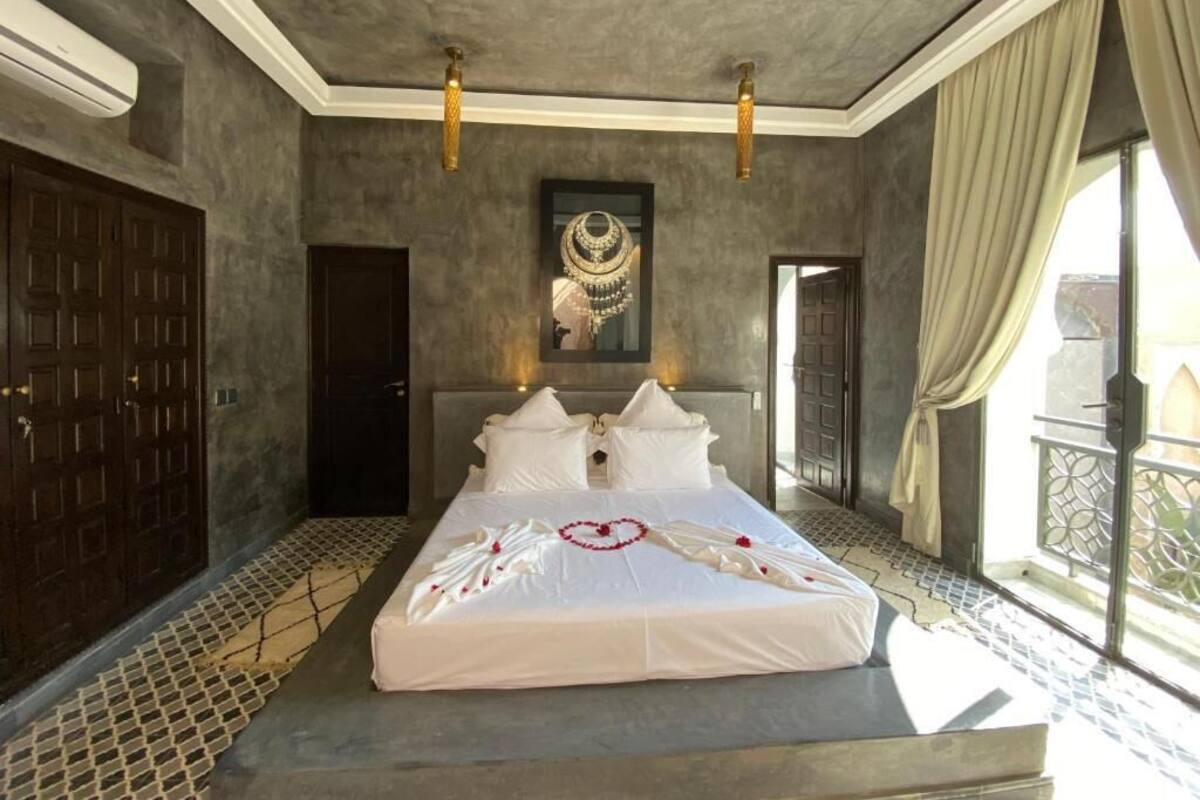 خزنة داخل الغرفة وستائر تعتيم وواي فاي مجانًا