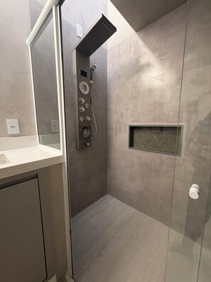 Shower, jetted bath, towels - Tons de Cinza (Itatiba)