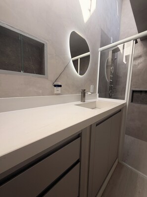 Douche, baignoire à jets, serviettes fournies