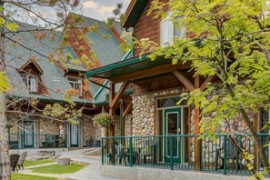 Exterior - Stylish Mountain Retreat with 2BR Chalet & Hot Pool (Canmore)