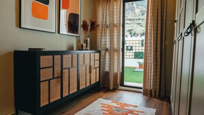 A hallway with a woven cabinet, a rug, and a door leading to a garden. - Duplex with wonderful views, next to the historic center and walking trails. (Cazorla)