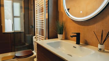 Een douche, een haardroger, handdoeken, zeep