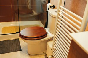 Een douche, een haardroger, handdoeken, zeep