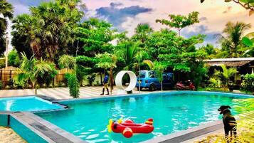 Una piscina al aire libre