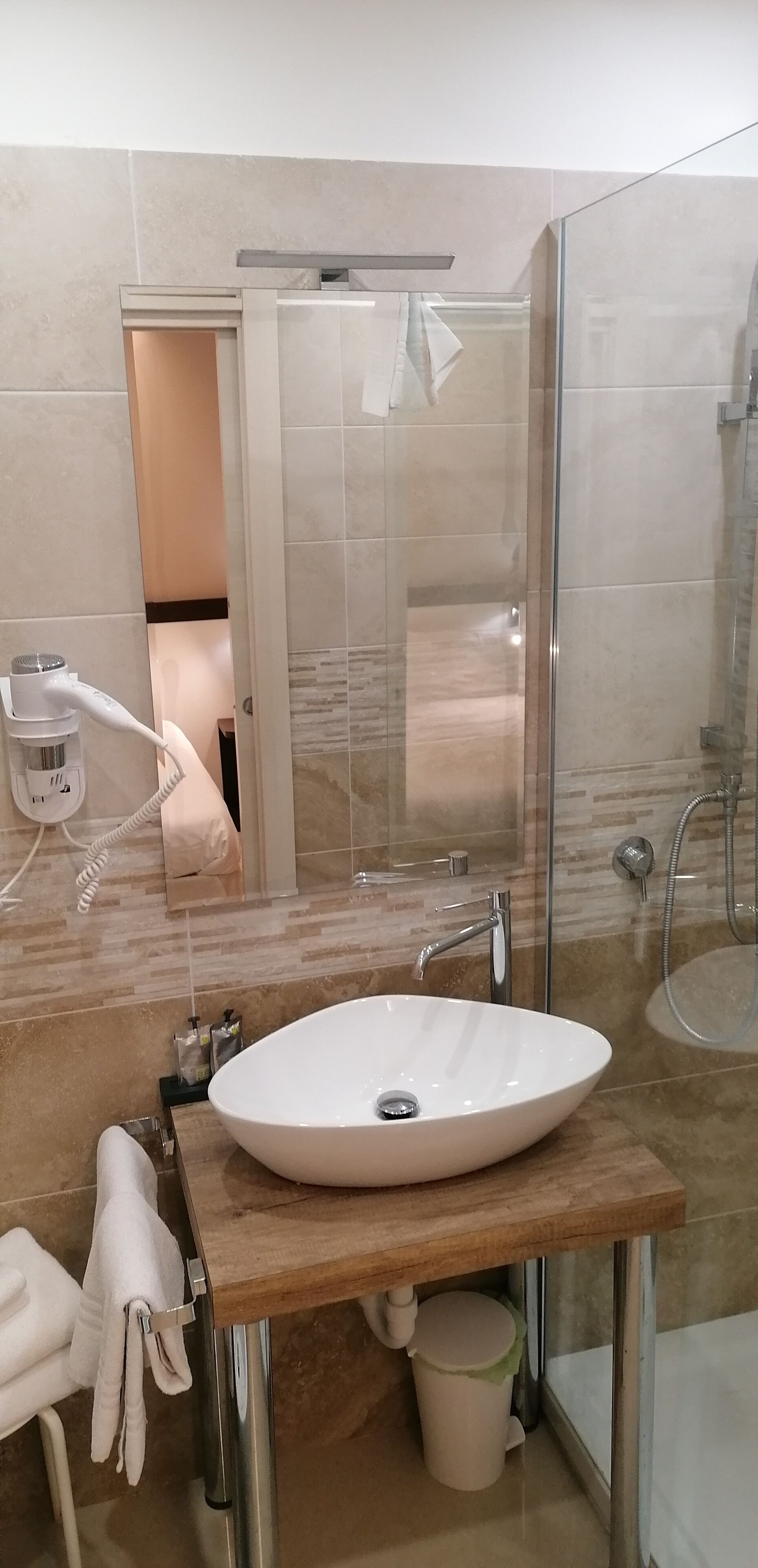 Superior-værelse med dobbeltseng eller 2 enkeltsenge | Badeværelse | Gratis toiletartikler, hårtørrer, håndklæder, Sæbe