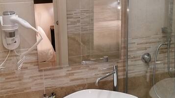 Superior-værelse med dobbeltseng eller 2 enkeltsenge | Badeværelse | Gratis toiletartikler, hårtørrer, håndklæder, Sæbe