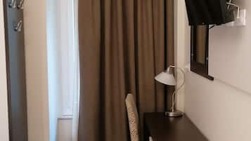 Superior-værelse med dobbeltseng eller 2 enkeltsenge | Pengeskab på værelset, skrivebord, arbejdsområde til bærbare computere