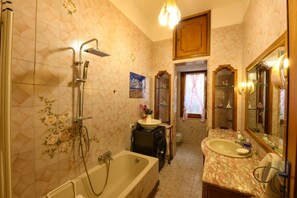 Haartrockner, Bidet, Handtücher, Seife